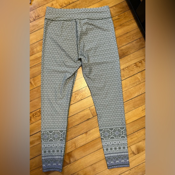 White Fox Boutique x Sarah’s Day Vinyasa Flow Leggings - Picture 5 of 6